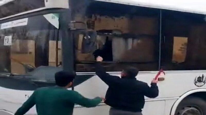 حمله اراذل و اوباش به اتوبوس درون شهری در مشهد/ ویدئو