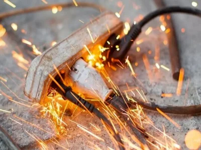 برق‌گرفتگی یک دانش‌آموز هنگام آوردن توپ از بیرون مدرسه/ حال او وخیم است